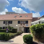Hotell Kyriad En Champagne 3*