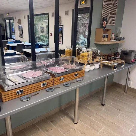 Kyriad En Champagne Szálloda 3*