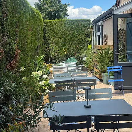 Kyriad En Champagne Hotel