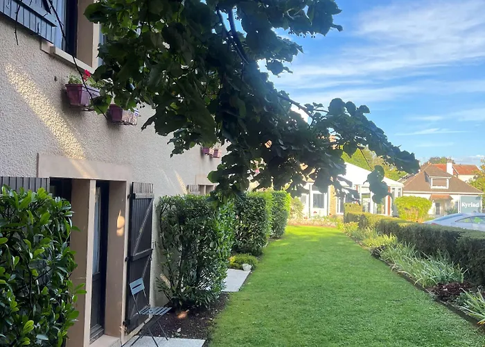 Kyriad En Champagne Szálloda 3*